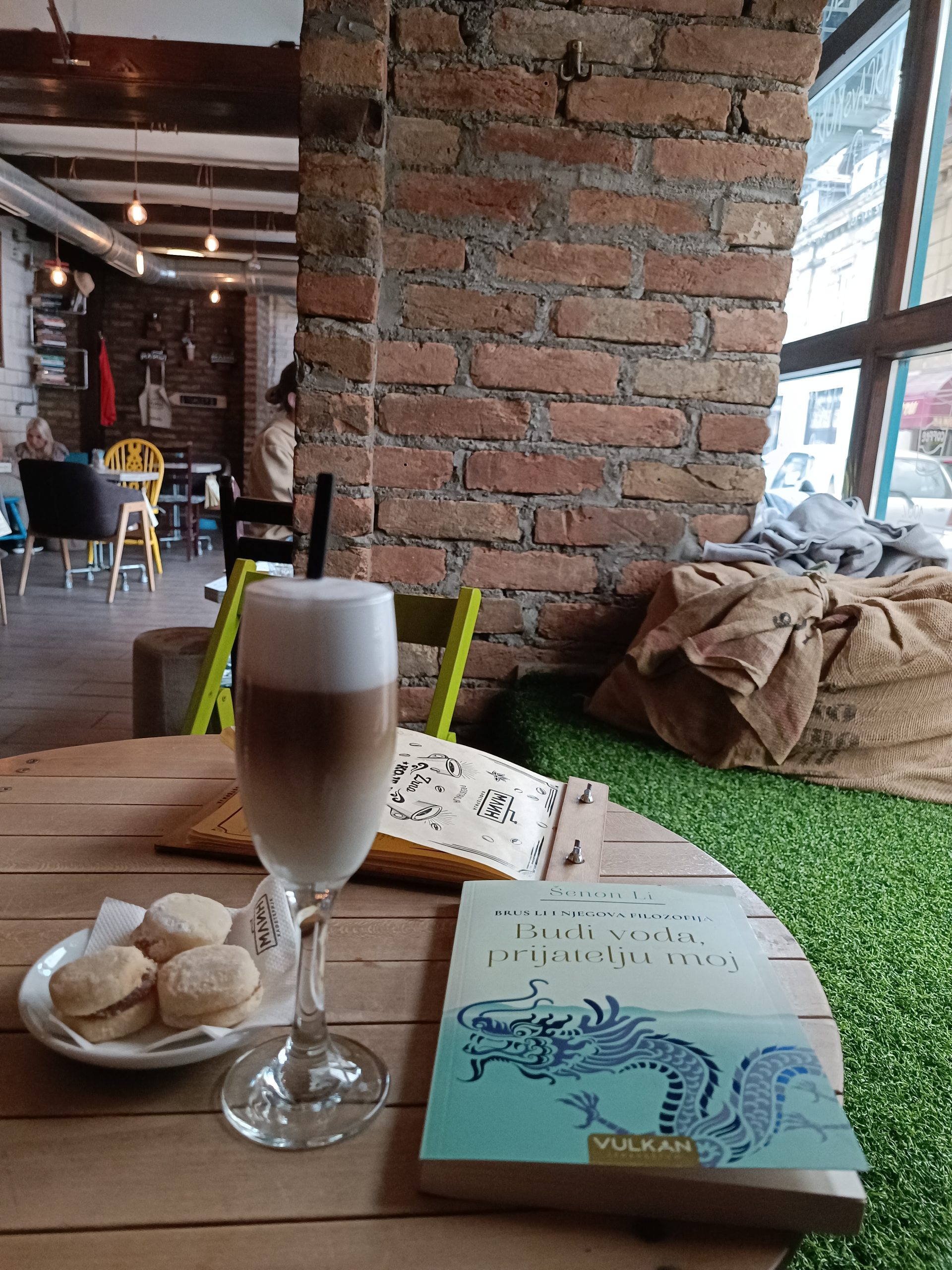 Budi voda moj prijatelju be water my friend Shannon Lee Šenon Li Brus Li Bruce Lee